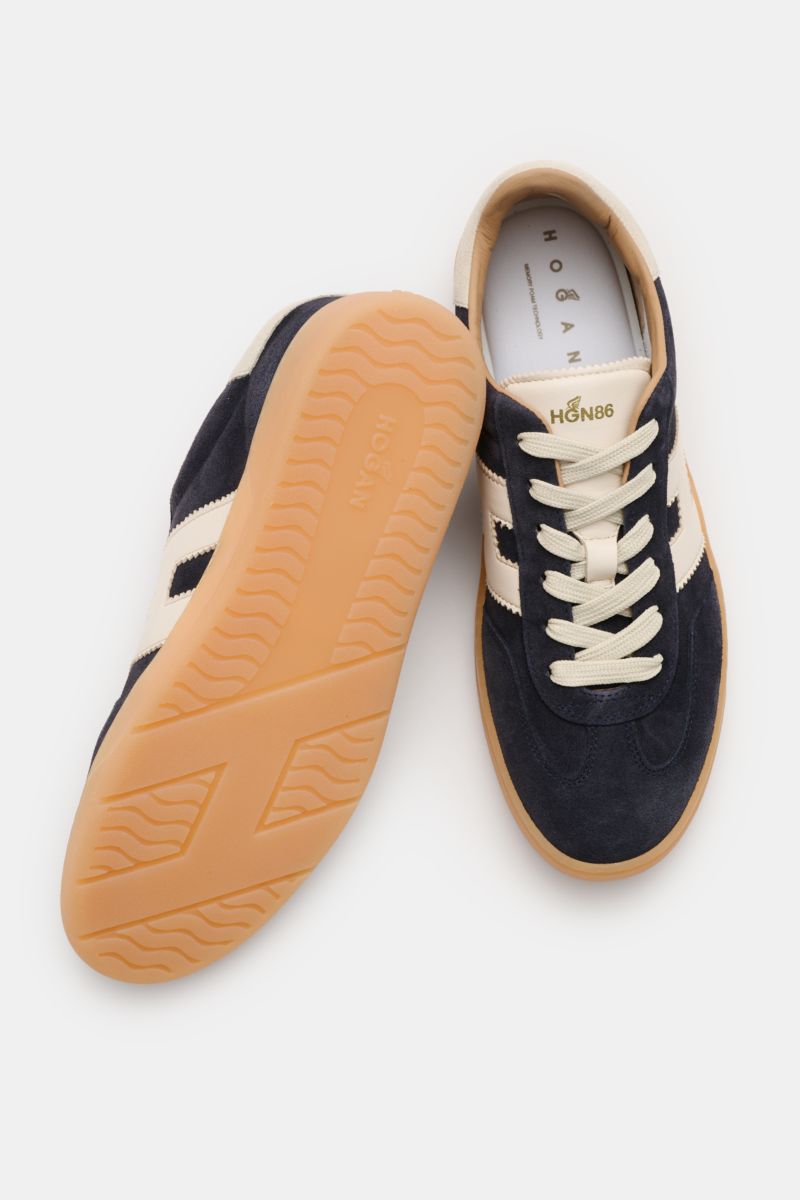 Hogan Sneaker 'Cool' navy/weiß shown from top and sole view, retro design with H-shaped overlay, suede, leather, memory foam footbed, flexible sole.