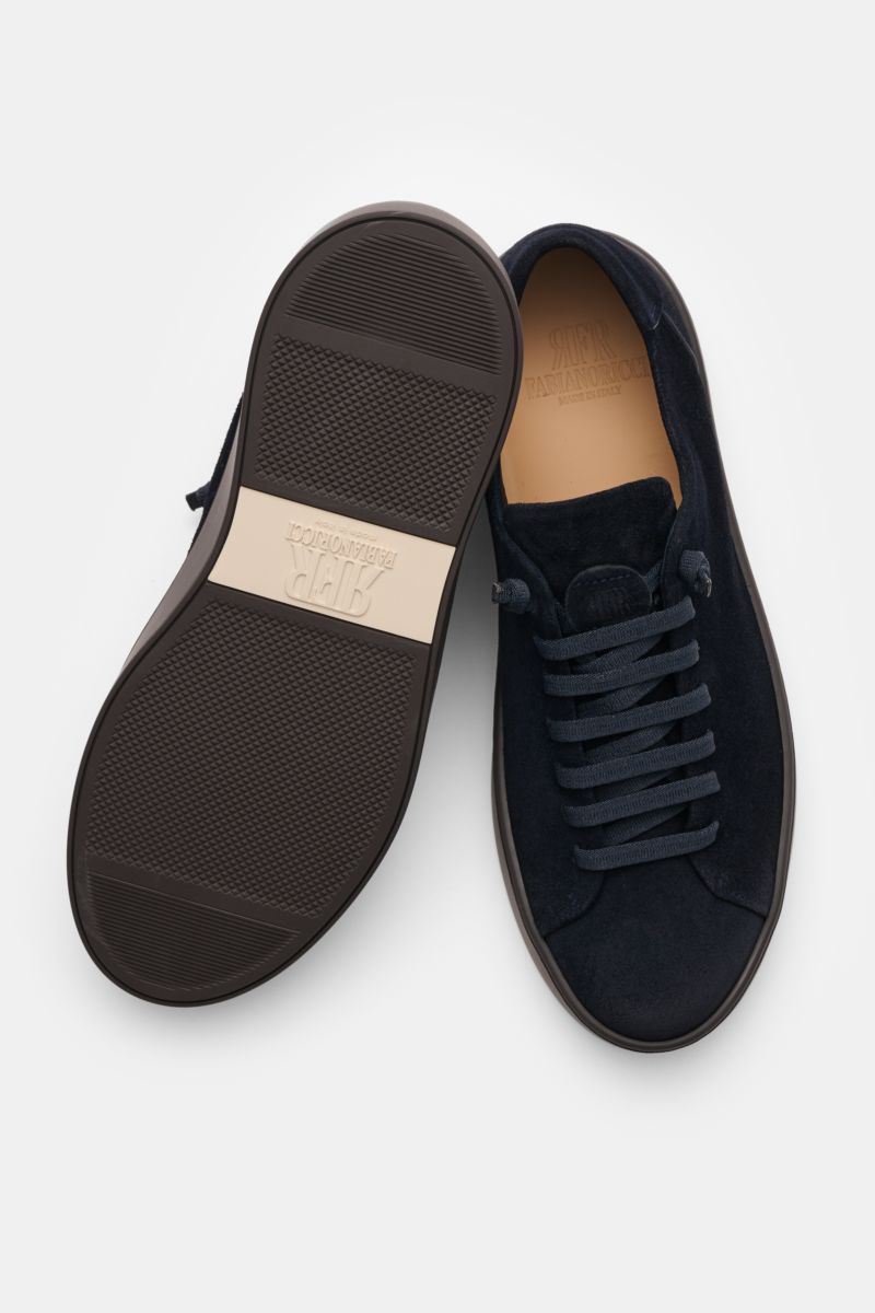 Fabiano Ricci Sneaker navy viewed from above and sole showing, made of fine navy veloursleder with round toe, seven-hole lacing, padded collar, mesh lining, and durable rubber sole. 

Dieser edle Sneaker aus feinem Veloursleder von FABIANO RICCI ist ge