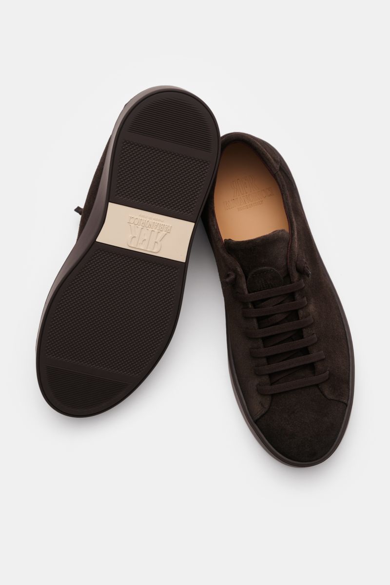 Top view of Fabiano Ricci Sneaker dunkelbraun in dark brown velour leather with seven-hole lacing, round toe, padded collar, mesh lining, and rubber sole.

Description: Dieser edle Sneaker aus feinem Veloursleder von FABIANO RICCI ist genau das Richtig