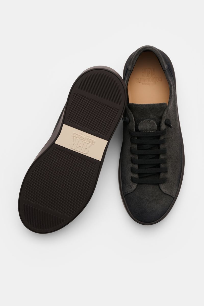 Fabiano Ricci Sneaker dunkelgrau shown from top and sole view, made of fine velours leather with round toe and seven-hole lacing. 

Dieser edle Sneaker aus feinem Veloursleder von FABIANO RICCI ist genau das Richtige für die Übergangszeit: die breite G