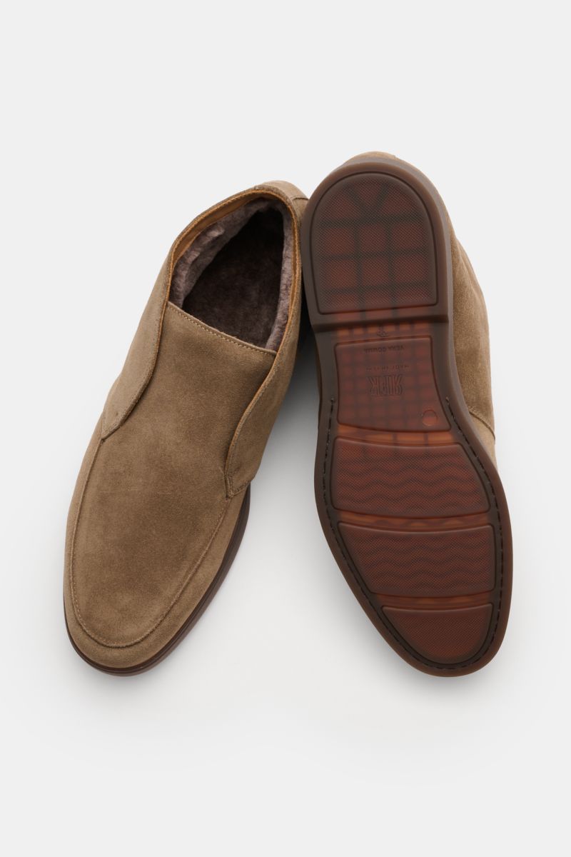 Fabiano Ricci Desert Boot taupe aus edlem Veloursleder, von oben fotografiert, mit Lammfell gefüttert, flexibler Gummisohle, Naht auf Vorderkappe.