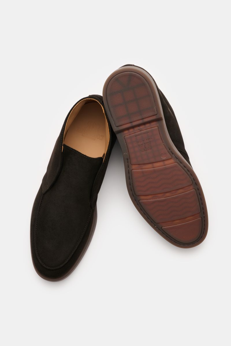 Top and sole view of Fabiano Ricci Desert Boot dunkelbraun in dark brown suede with narrow silhouette, leather lining, rubber sole, and subtle RFR embossing.