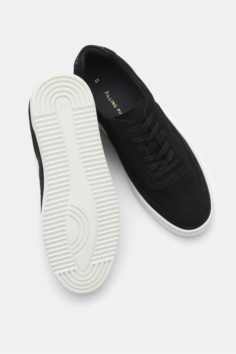 Filling Pieces Sneaker 'Mondo 2.0' schwarz, Nubukleder mit runder Vorderkappe, Sechs-Loch-Schnürung, sichtbare weiße Gummisohle, Ansicht von oben schräg.
