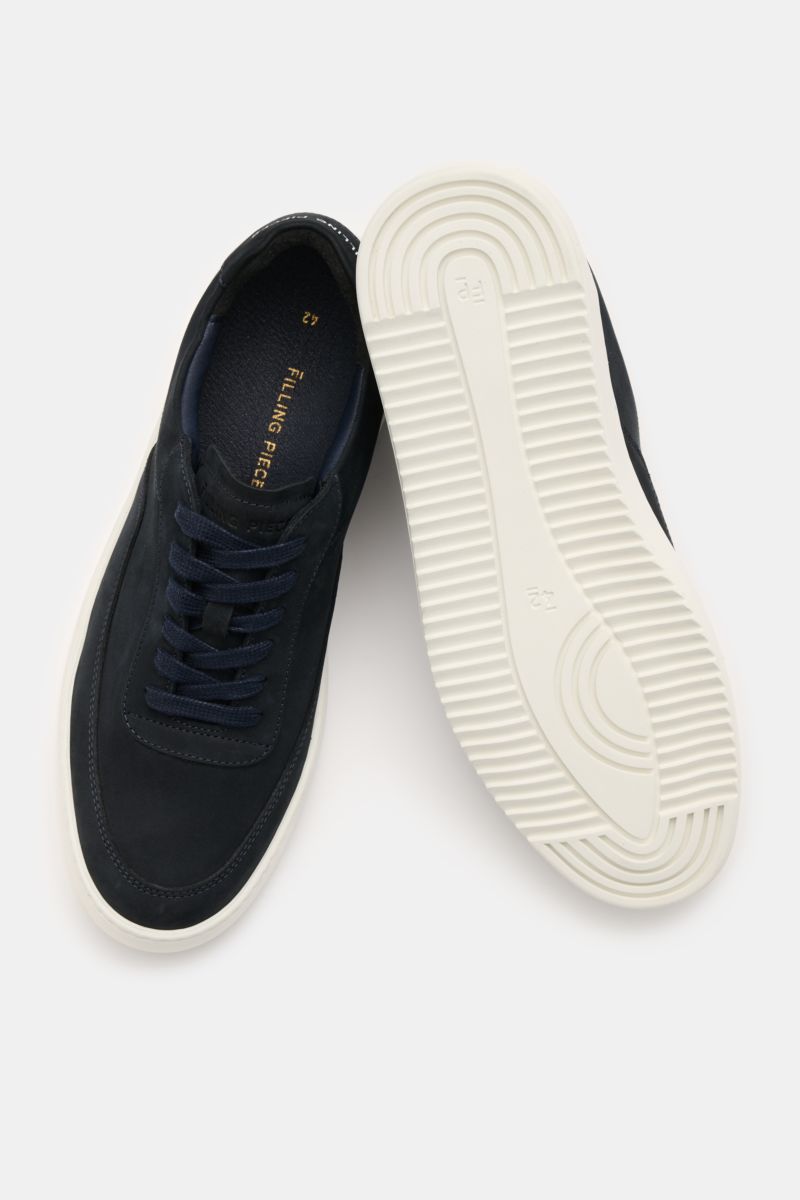 Filling Pieces Sneaker 'Mondo 2.0' navy aus Nubukleder, seitliche Ansicht von oben, runde Vorderkappe, weiße gerippte Sohle, gepolsterter Schaftrand.