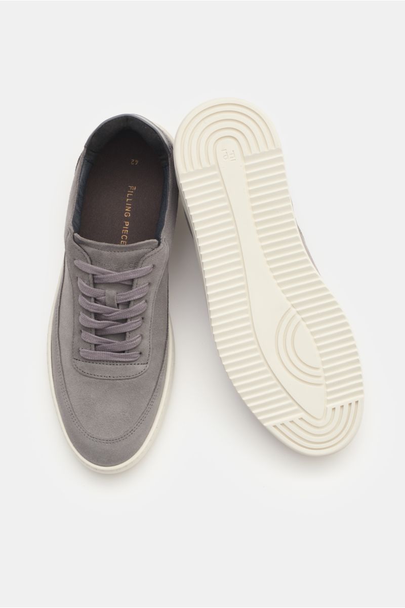 Filling Pieces Sneaker 'Mondo Organic' grau aus Veloursleder, runde Vorderkappe, Sechs-Loch-Schnürung, geprägtes Label, von oben und Sohle gezeigt.