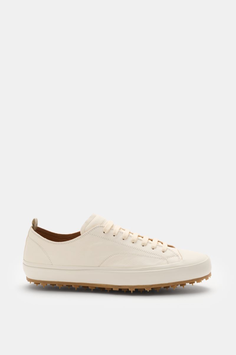Side view of Officine Creative Sneaker 'Vulcan' offwhite in finely grained leather with round toe, seven-eyelet lacing, logo-embossed tab, leather lining, and textured rubber sole.
