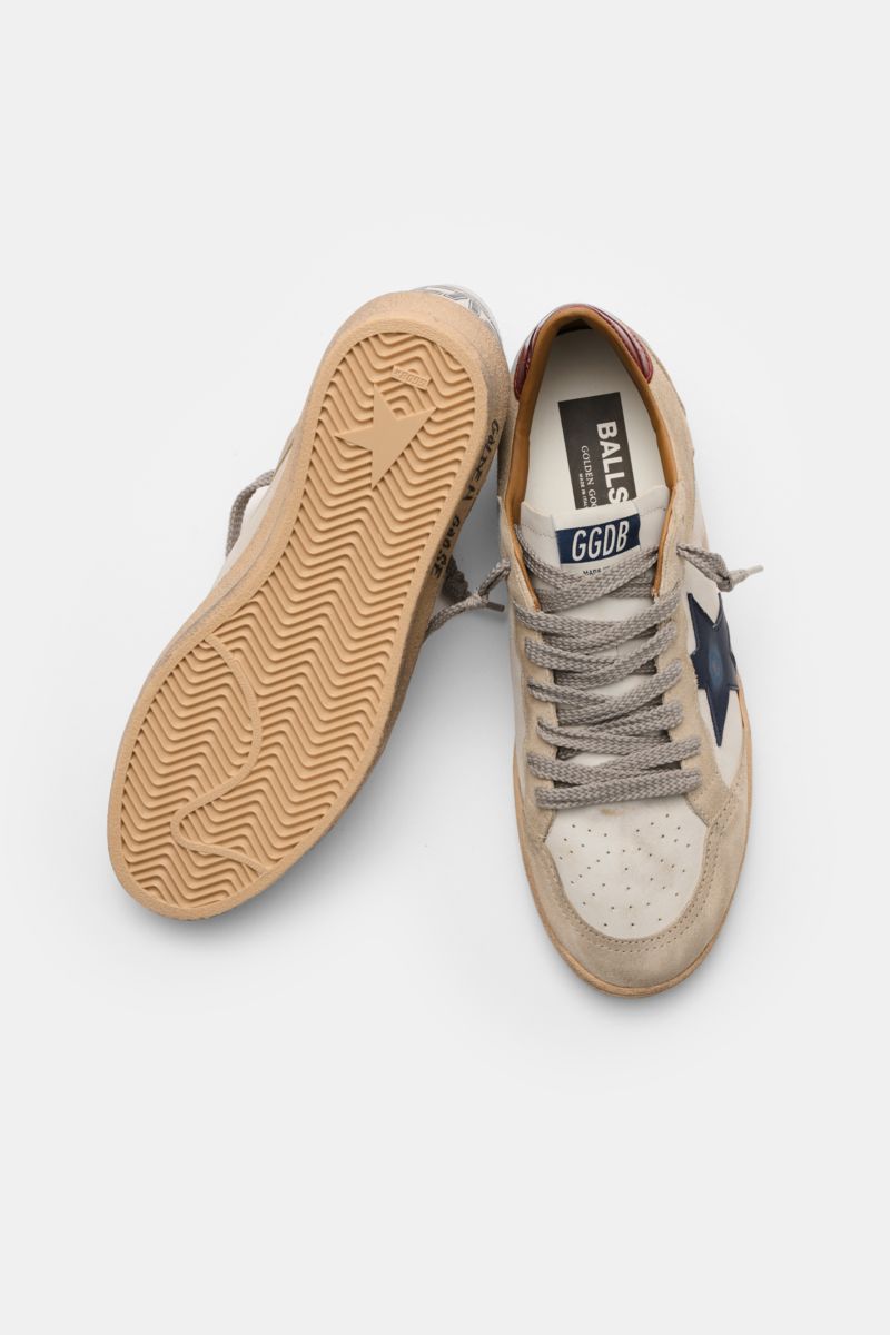 Golden Goose Sneaker 'Ball Star' offwhite/beige/schwarz shown from top and sole view, vintage-finish, iconic star, hand-worn look, leather and suede. 

Der 'Ball Star' von GOLDEN GOOSE bringt mit Vintage-Finish, dem ikonischen Stern und handgemachter U