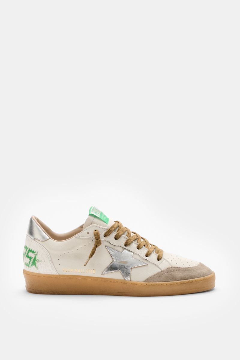 Golden Goose Sneaker 'Ball Star' offwhite/graubraun/silber shown from the side, featuring vintage-finish, silver star, green heel print, brown laces, and gum sole. Der 'Ball Star' von GOLDEN GOOSE bringt mit Vintage-Finish, dem ikonischen Stern und han