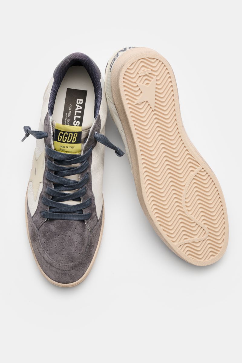 Golden Goose Sneaker 'Ball Star' offwhite/creme/dunkelgrau, vintage Sneaker aus Nappaleder mit Used-Optik, Stern, acht-Loch-Schnürung, Gummisohle, Draufsicht und Sohle.