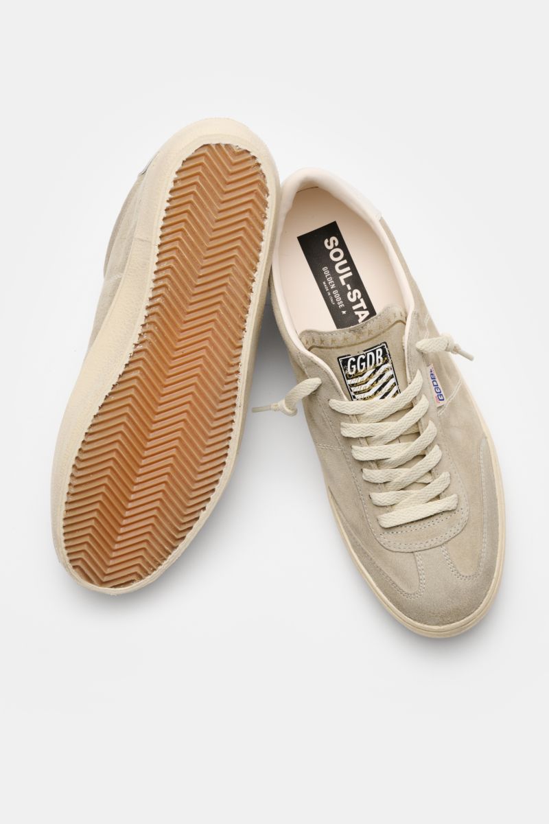 Golden Goose Sneaker 'Soul Star' taupe aus Veloursleder mit Vintage-Finish, Sieben-Loch-Schnürung, Logo-Print und Gummisohle, Draufsicht.