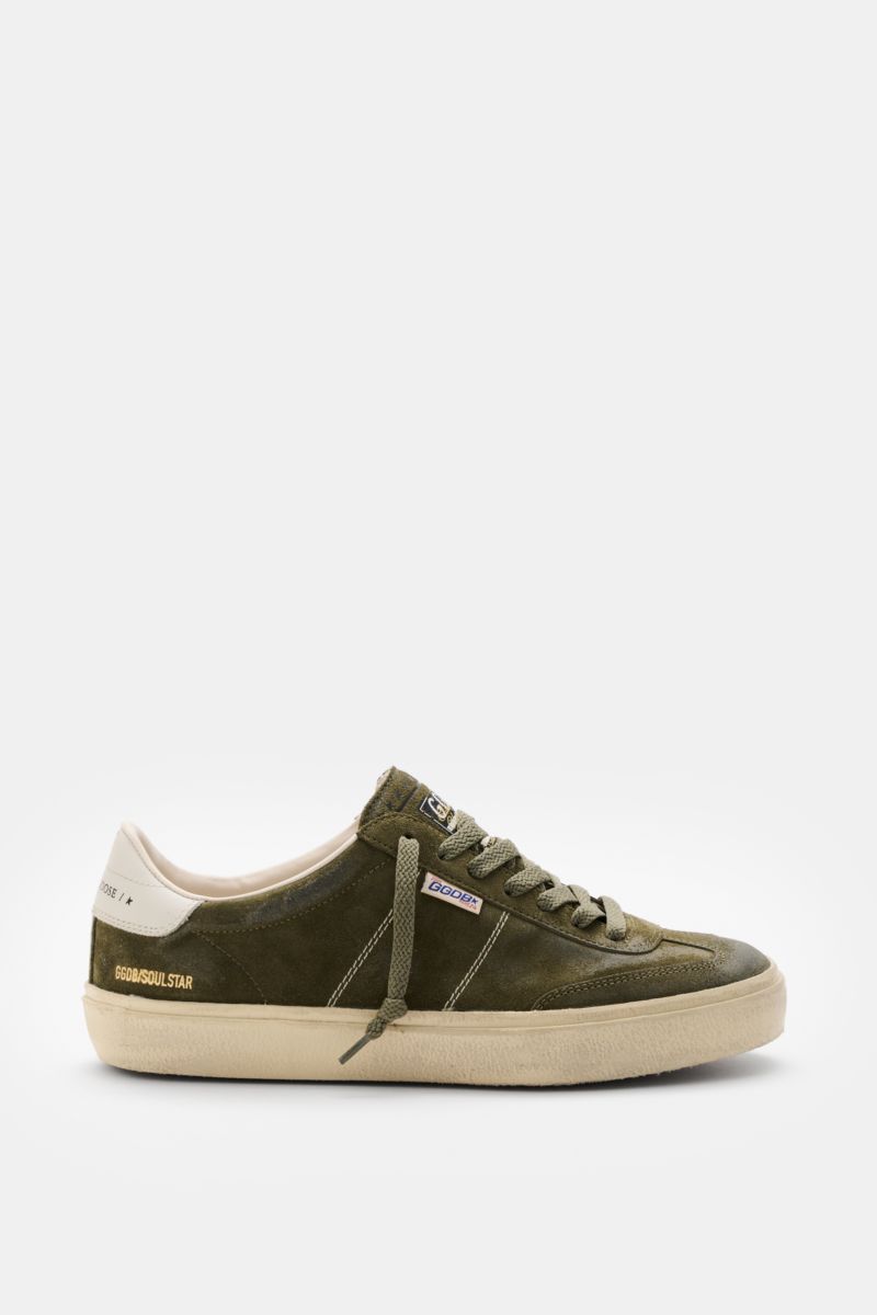 Golden Goose Sneaker 'Soul Star' dark olive in seitlicher Nahaufnahme, Veloursleder, Vintage-Finish, schmale Silhouette, sieben Loch Schnürung, Logo-Print Ferse, gepolsterter Schaftrand, Leder-Textilfutter, flexible Gummisohle Used-Optik.