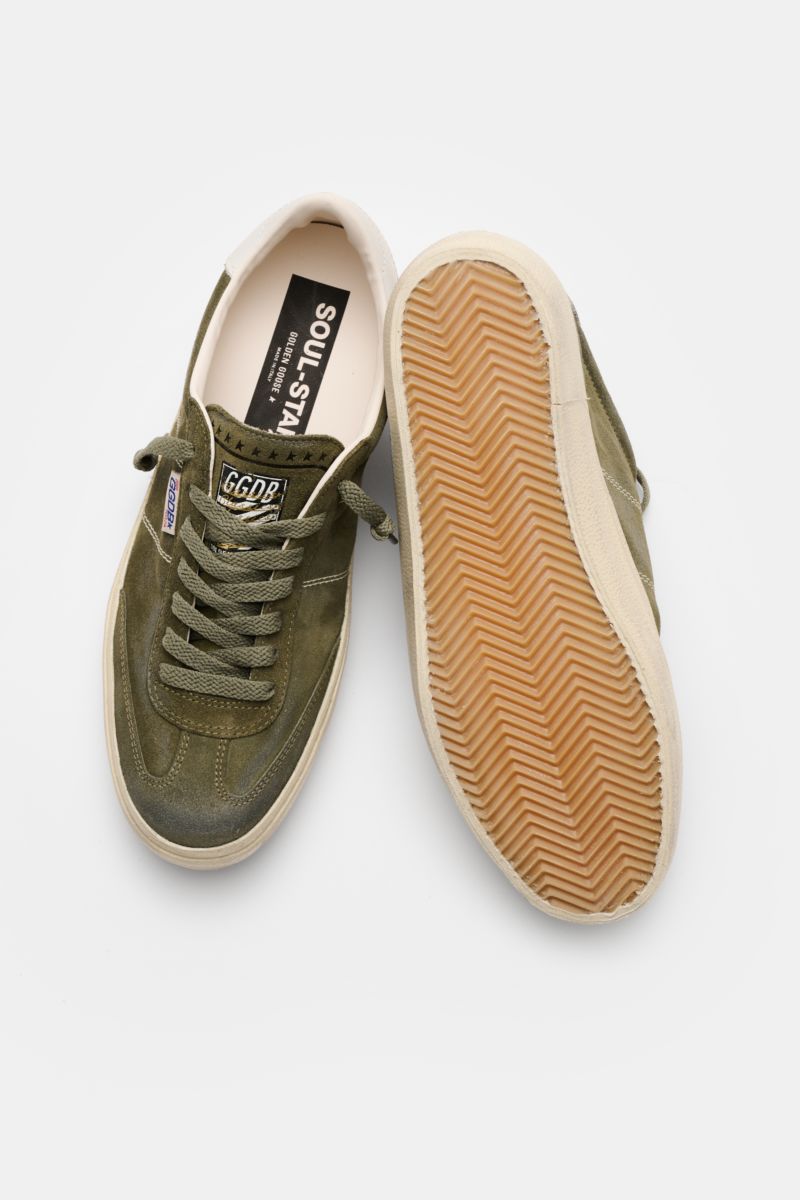 Golden Goose Sneaker 'Soul Star' dark olive, von oben fotografiert, Retro-Veloursleder mit Vintage-Finish, schmal zulaufend, sieben-Loch-Schnürung, Logo-Print, gepolstert, flexible Gummisohle.