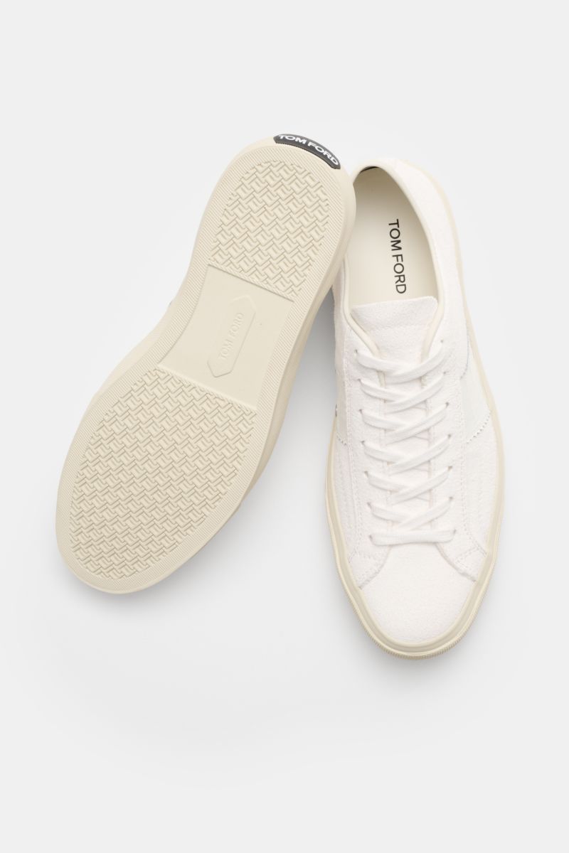 Top view of Tom Ford Sneaker offwhite showing the full shoe and the sole with TOM FORD logo, made of luxurious suede with smooth leather overlays.

Description to include:  
Cooler Luxus-Sneaker von TOM FORD: Das in Italien gefertigte Modell aus edlem 