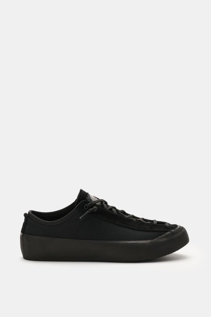 Stone Island Sneaker schwarz aus Mesh, Veloursleder und Gummi seitlich fotografiert mit robuster Gummisohle und sieben-Loch-Schnürung.