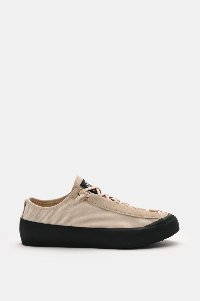 Stone Island Sneaker beige side view, lightweight mesh with velour leather, wide black rubber sole, round toe, seven-hole lacing, logo patch.