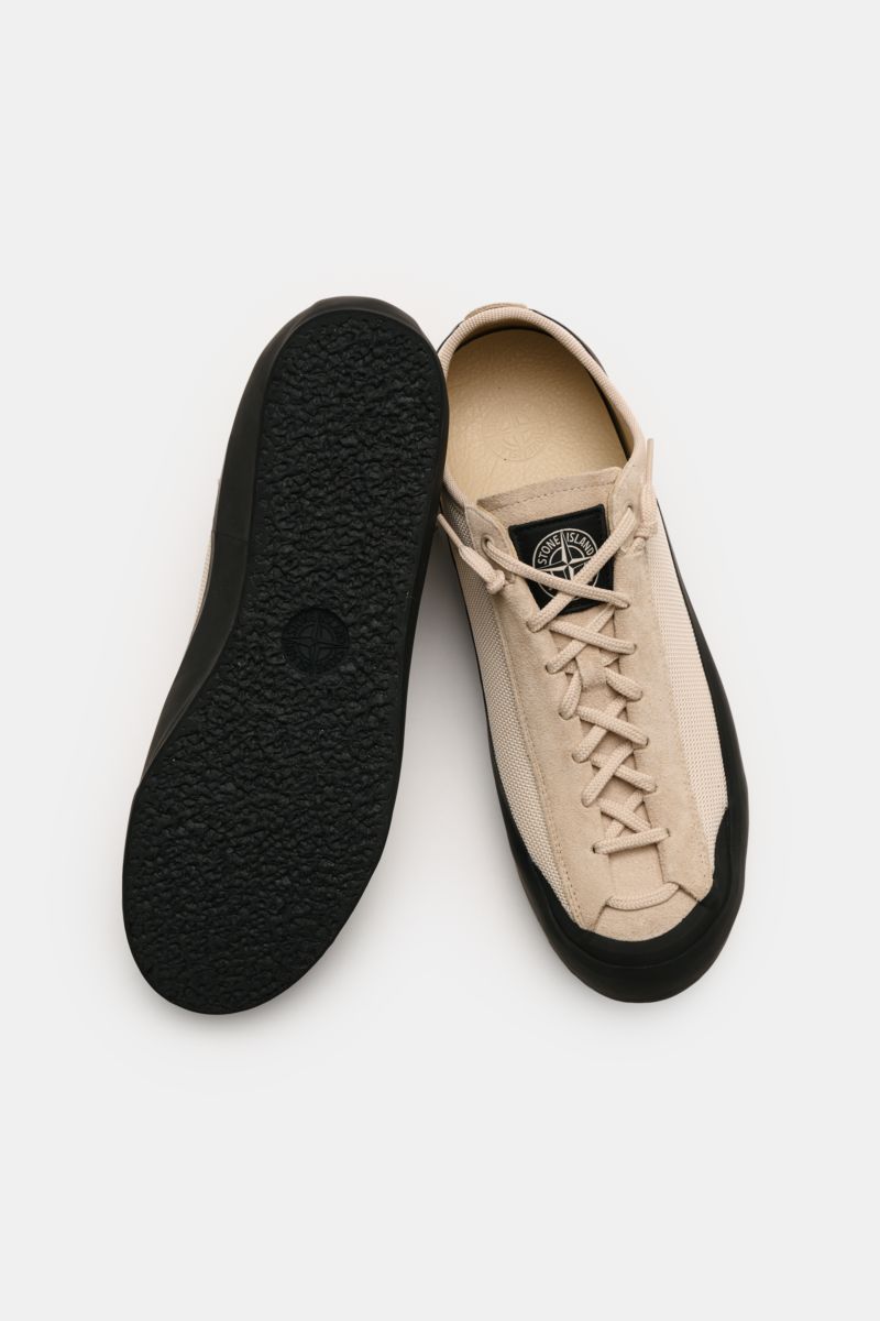 Stone Island Sneaker beige shown from top and sole view, lightweight mesh with veloursleder, seven-hole lacing, rubber sole, logo patch on tongue.