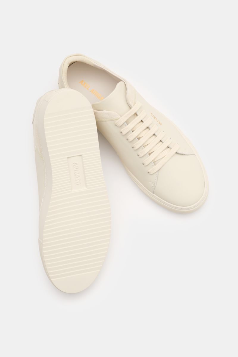 Axel Arigato Sneaker 'Clean 90 Split' creme, seitlich oben fotografiert, Glatt- und Veloursleder, runde Kappe, goldene Prägung.