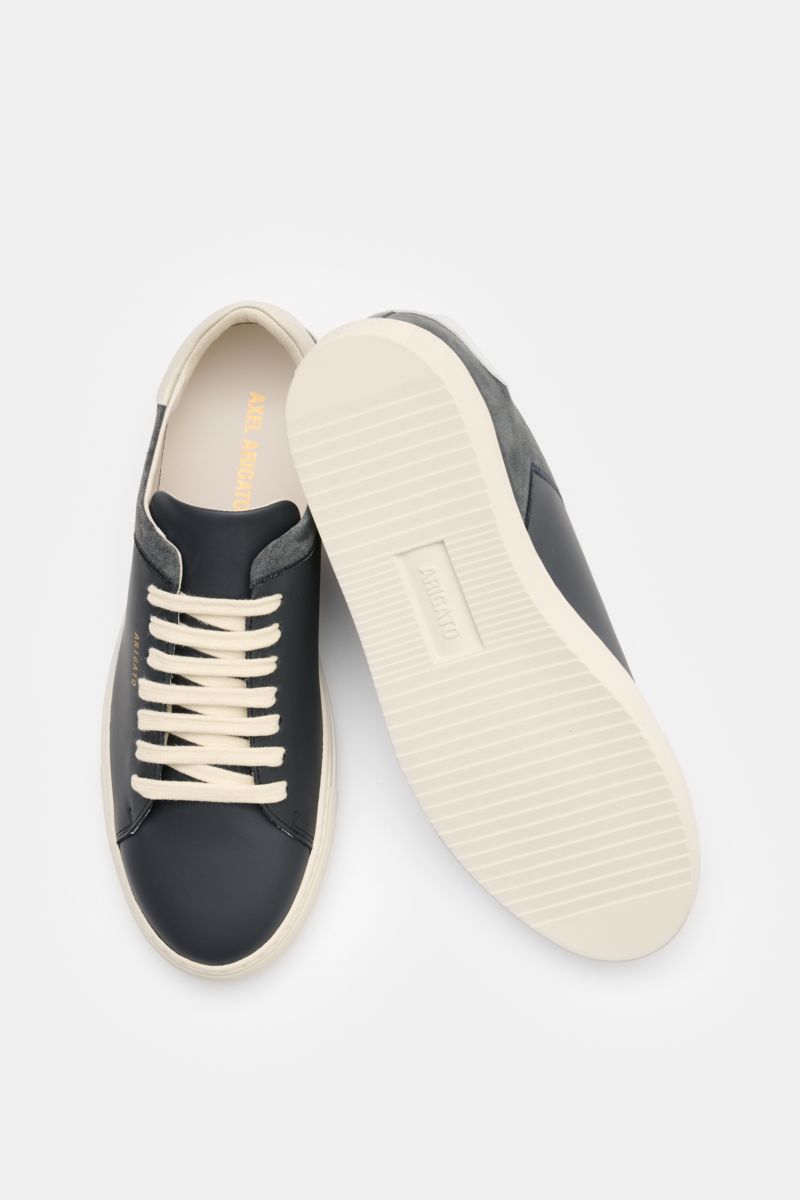 Axel Arigato Sneaker 'Clean 90 split' schwarz/offwhite, aus Glatt- und Veloursleder, sieben-Loch-Schnürung, runde Vorderkappe, Ansicht von oben und Sohlenunterseite.