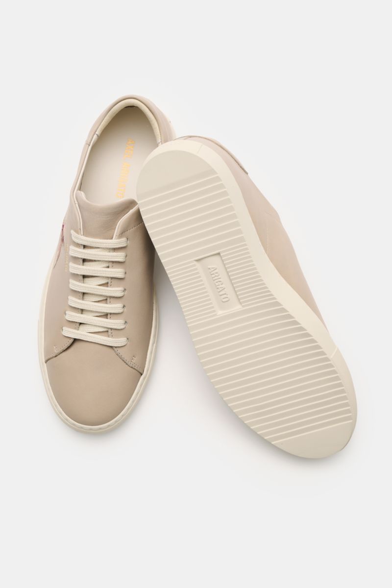 Axel Arigato Sneaker 'Clean 90 Bee Bird' beige/weiß, seitlich vorne oben fotografiert, Glattleder, Sieben-Loch-Schnürung, Bee Bird Stickerei.