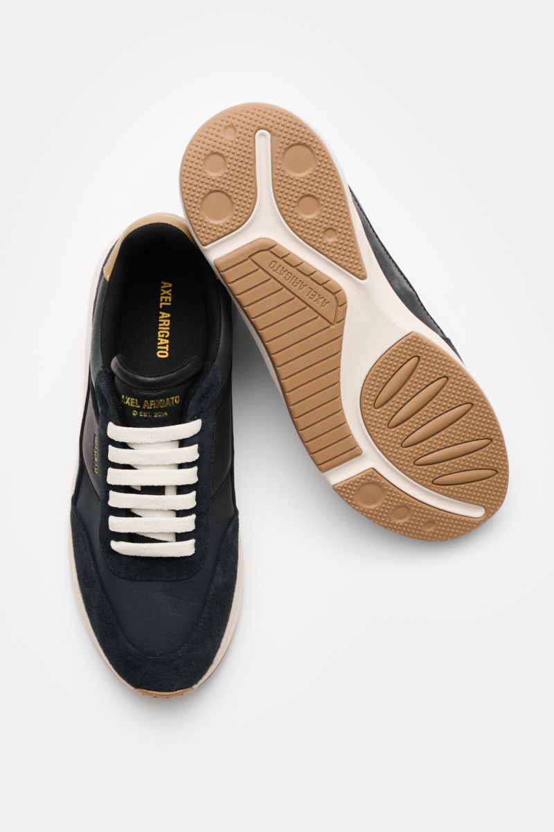 Axel Arigato Sneaker 'Genesis Neo Runner' schwarz/offwhite, von oben und seitlich, Velours- und Glattleder, flexible Gummisohle.