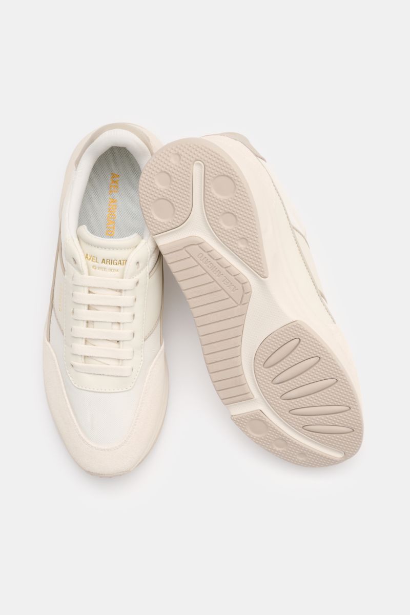 Axel Arigato Sneaker 'Genesis Neo Runner' beige/offwhite, von oben fotografiert, Velours- und Glattleder, flexible Gummisohle, goldfarbene Label-Prägung, gepolsterter Schaftrand, Lederinnenfutter, sieben-Loch-Schnürung, runde perforierte Vorderkappe.