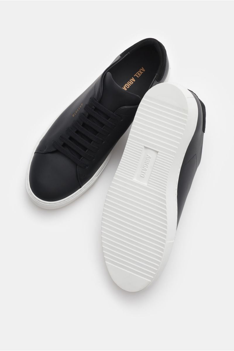 Axel Arigato Sneaker 'Clean 90' schwarz, puristisches Glattleder mit Veloursleder-Detail, runde Kappe, Sieben-Loch-Schnürung, Seiten- und Unteransicht.