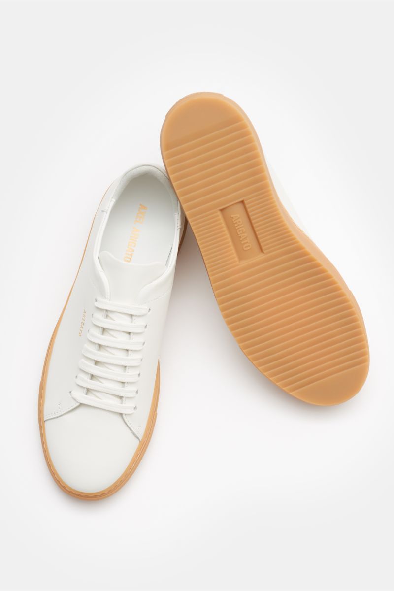 Axel Arigato Sneaker 'Clean 90' offwhite, minimalistisch aus edlem Glattleder, sieben-Loch-Schnürung, gepolsterter Schaftrand, flexible Gummisohle, von oben fotografiert.