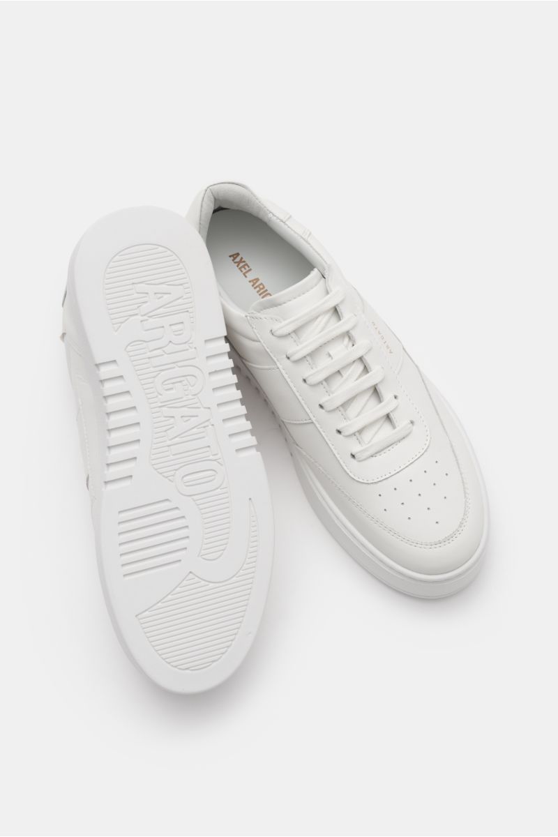 Axel Arigato Sneaker 'Orbit Vintage' weiß, handgefertigt in Portugal, aus Glattleder, mit tonalen Overlays, runder perforierter Vorderkappe, sechs Loch Schnürung, goldfarbener Prägung, gepolstertem Schaftrand, Lederinnenfutter und flexibler, genähter sowi