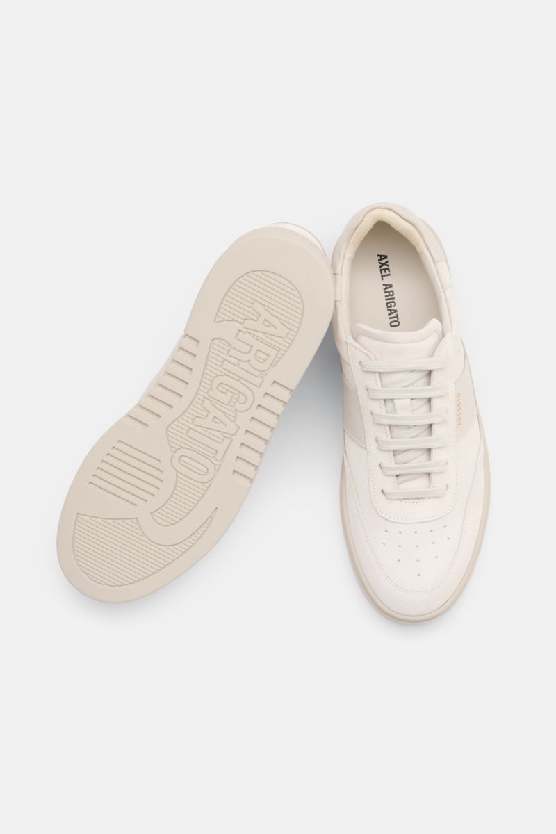 Beige Axel Arigato Sneaker 'Orbit Vintage' aus Veloursleder, von oben fotografiert, mit flexibler Gummisohle und goldfarbener Prägung.