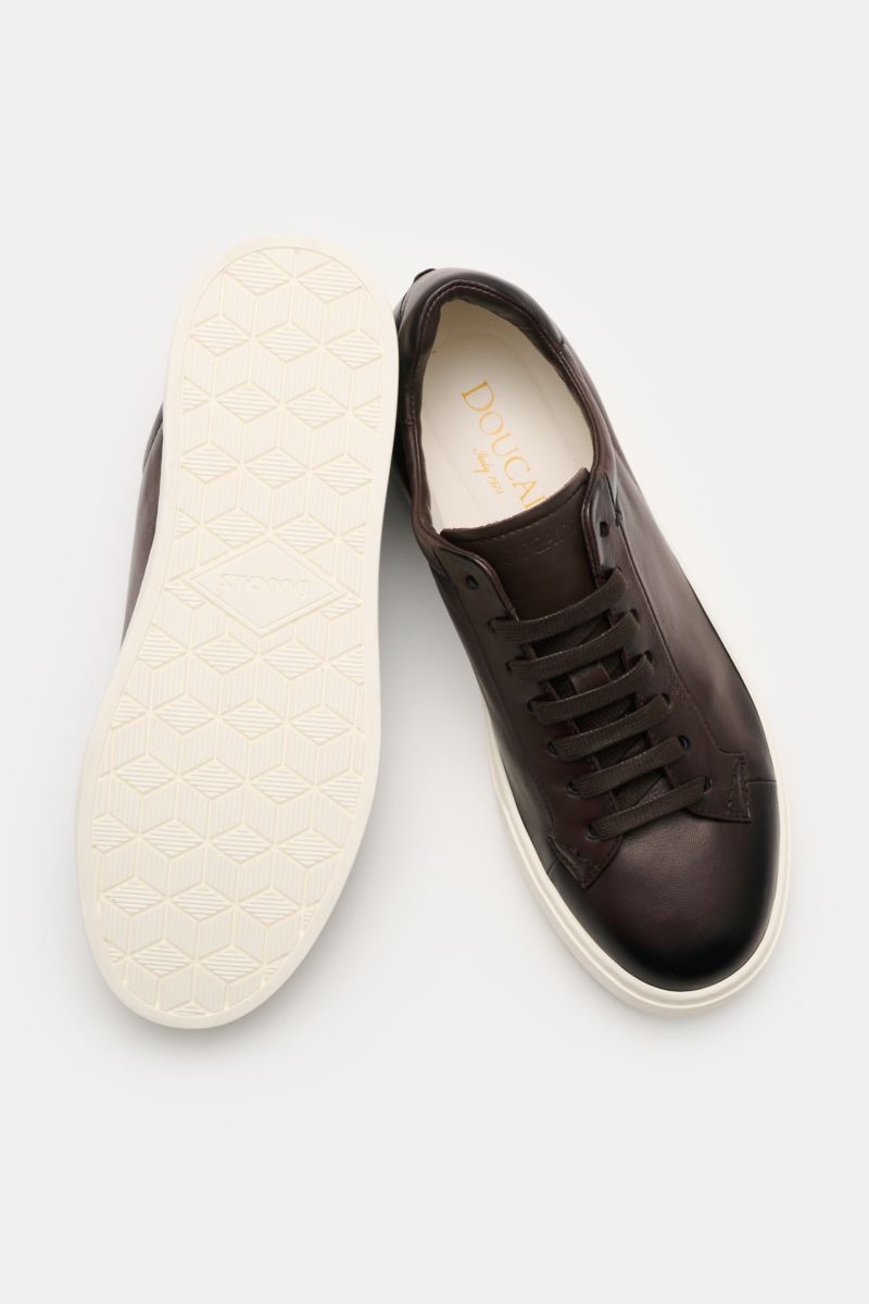 Doucal's Sneaker 'Morgan' dunkelbraun aus feinem Glattleder, runder Vorderkappe, Sieben-Loch-Schnürung, Lederfutter, gepolstertem Schaftrand, leichter Kautschuksohle, von oben und unten fotografiert.
