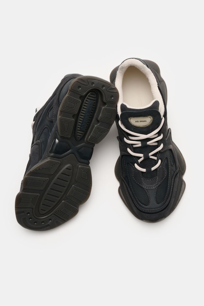 Axel Arigato Sneaker 'Eris' schwarz shown from top and bottom views, featuring elegant black velour leather, smooth overlays, slim silhouette, four-eyelet lacing, logo patch tongue, textile lining, and rubber sole. For trendy spring styles, this sneaker i
