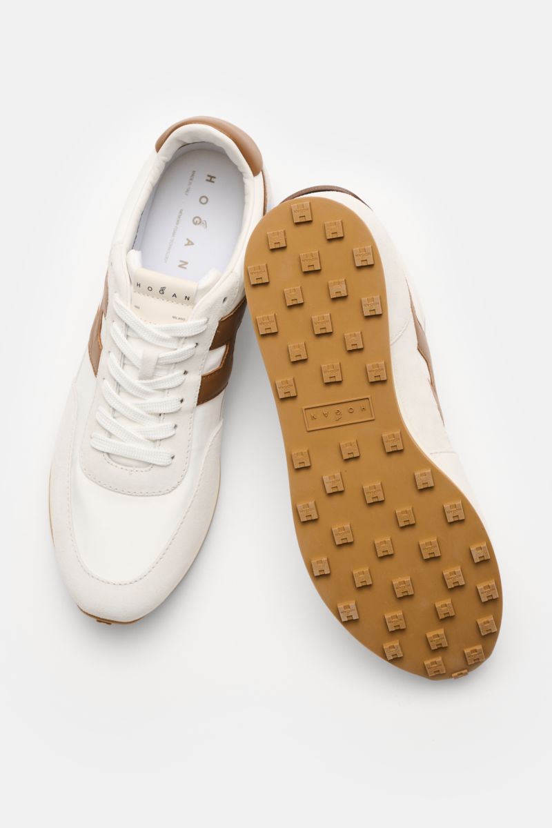Hogan Sneaker 'Allacciato' braun/hellgrau shown from top and sole view, featuring velours and smooth leather, contrasting overlays, narrow silhouette, 7-hole lacing, padded collar, leather/textile lining, memory foam footbed, and rubber sole with studded 