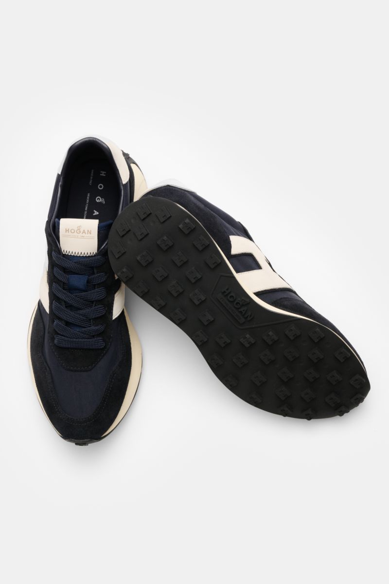 Hogan Sneaker 'Allacciata' rauchblau/hellgrau shown from top and sole view, made of velour leather and textile with seven-hole lacing, logo patch on tongue, padded collar, H-shaped brand initial, textile lining, memory foam footbed, and flexible rubber so