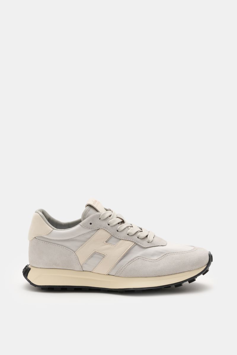 Hogan Sneaker 'Allacciata' rauchblau/hellgrau seitlich, Veloursleder, Textil, Memory-Foam-Sohle, sieben-Loch-Schnürung, gepolsterter Schaftrand, flexible Gummisohle.