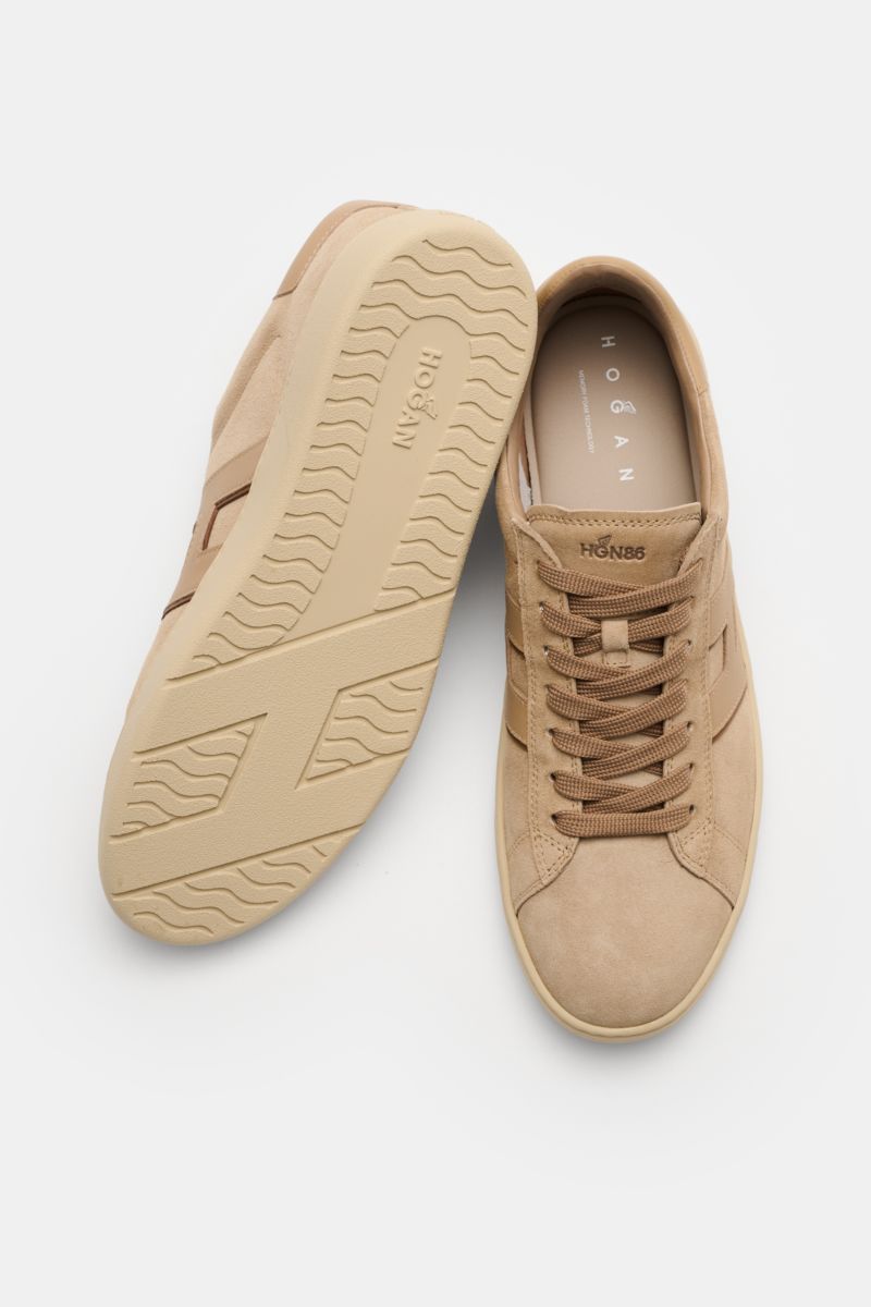 Hogan Sneaker 'Cool Allacciato' beige shown from top and sole view, featuring soft suede, seven-hole lacing, leather overlays, logo print tongue, padded collar, H-shaped brand initial, leather-textile lining, memory foam insole, and flexible rubber sole. 