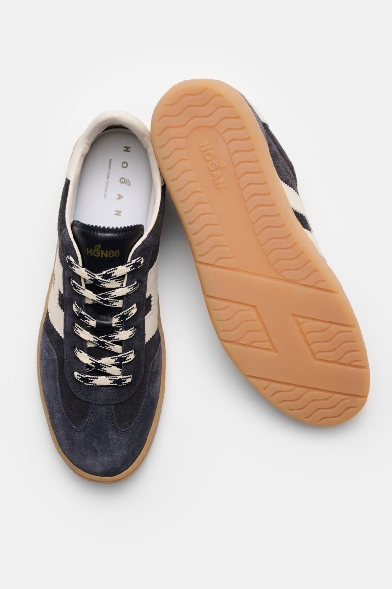 Hogan Sneaker 'Allacciato' rauchblau/weiß shown from top and sole view, featuring embossed suede, six-eyelet lacing, logo-printed tongue, padded collar, H-shaped brand initial, leather-textile lining, memory foam footbed, and flexible rubber sole. 

Ge