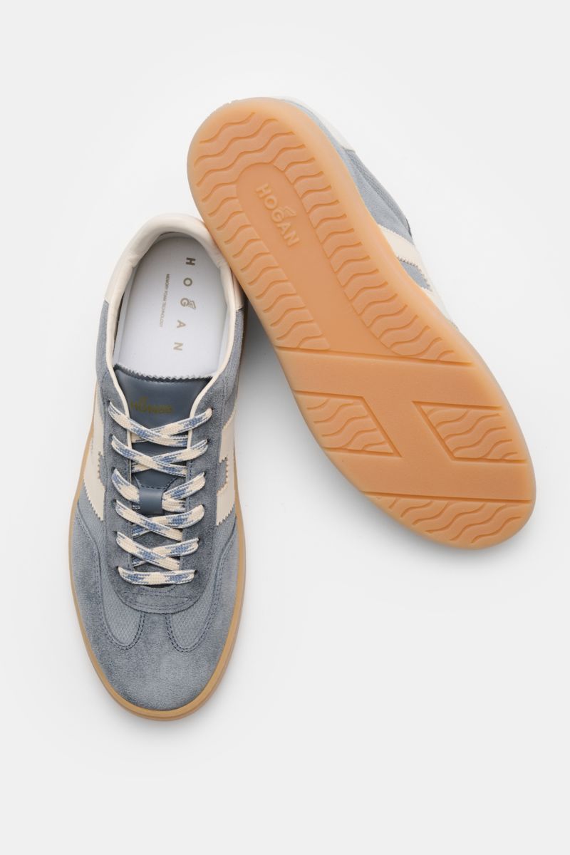 Hogan Sneaker 'Allacciato' rauchblau/weiß shown from top and sole view, made of embossed suede, six-eyelet lacing, logo-printed tongue, padded collar, H-shaped brand initial, leather and textile lining, memory foam footbed, flexible gum sole. Gehen wie au