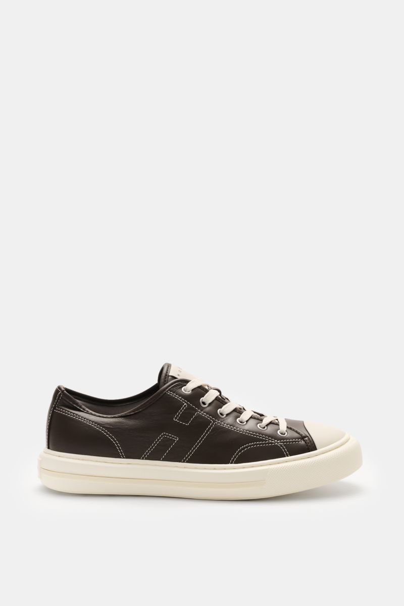 Hogan Sneaker 'Allacciato Cuciture' dunkelbraun/offwhite shown from the side, featuring smooth leather, seven-eyelet lacing, logo-printed tongue, H-shaped branding, leather and textile lining, memory foam insole, and flexible rubber sole. Gehen wie auf