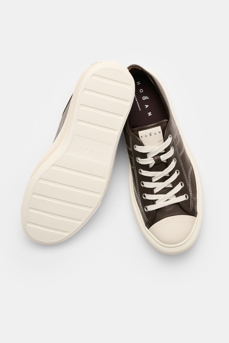 Hogan Sneaker 'Allacciato Cuciture' dunkelbraun/offwhite shown from top and sole view, featuring smooth leather, white laces, logo-printed tongue, H-shaped brand initial, leather and textile lining, memory foam footbed, and flexible rubber sole.  

Geh