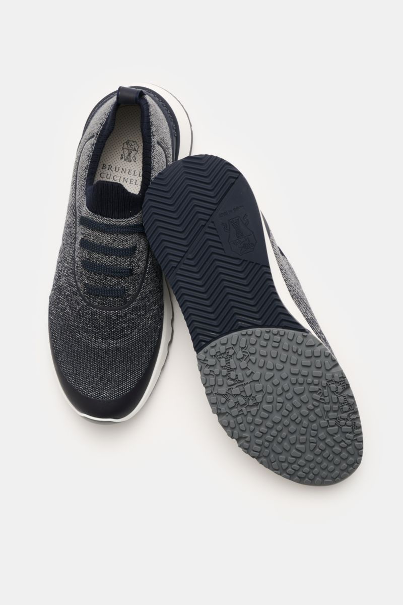 Brunello Cucinelli Sneaker navy/grau meliert, gestrickt, leicht schmal, Drei-Loch-Schnürung, gummierte Partien, Textilfutter, robuste Sohle, von oben fotografiert.