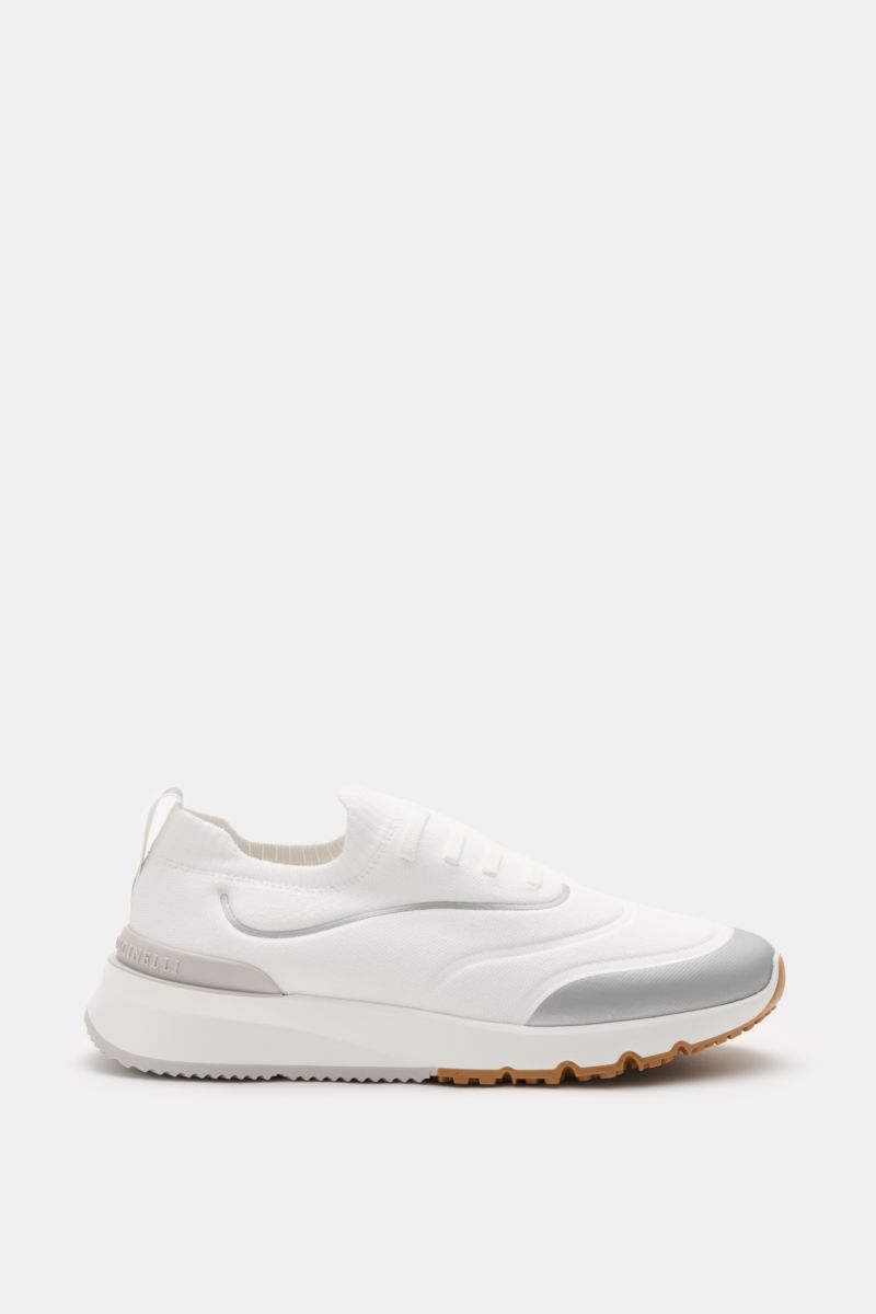 Brunello Cucinelli Sneaker weiß/silbergrau, seitliche Ansicht, gestrickte Außenseite, Drei-Loch-Schnürung, gummierte Partien, textile Innenfütterung, robuste Gummisohle.
