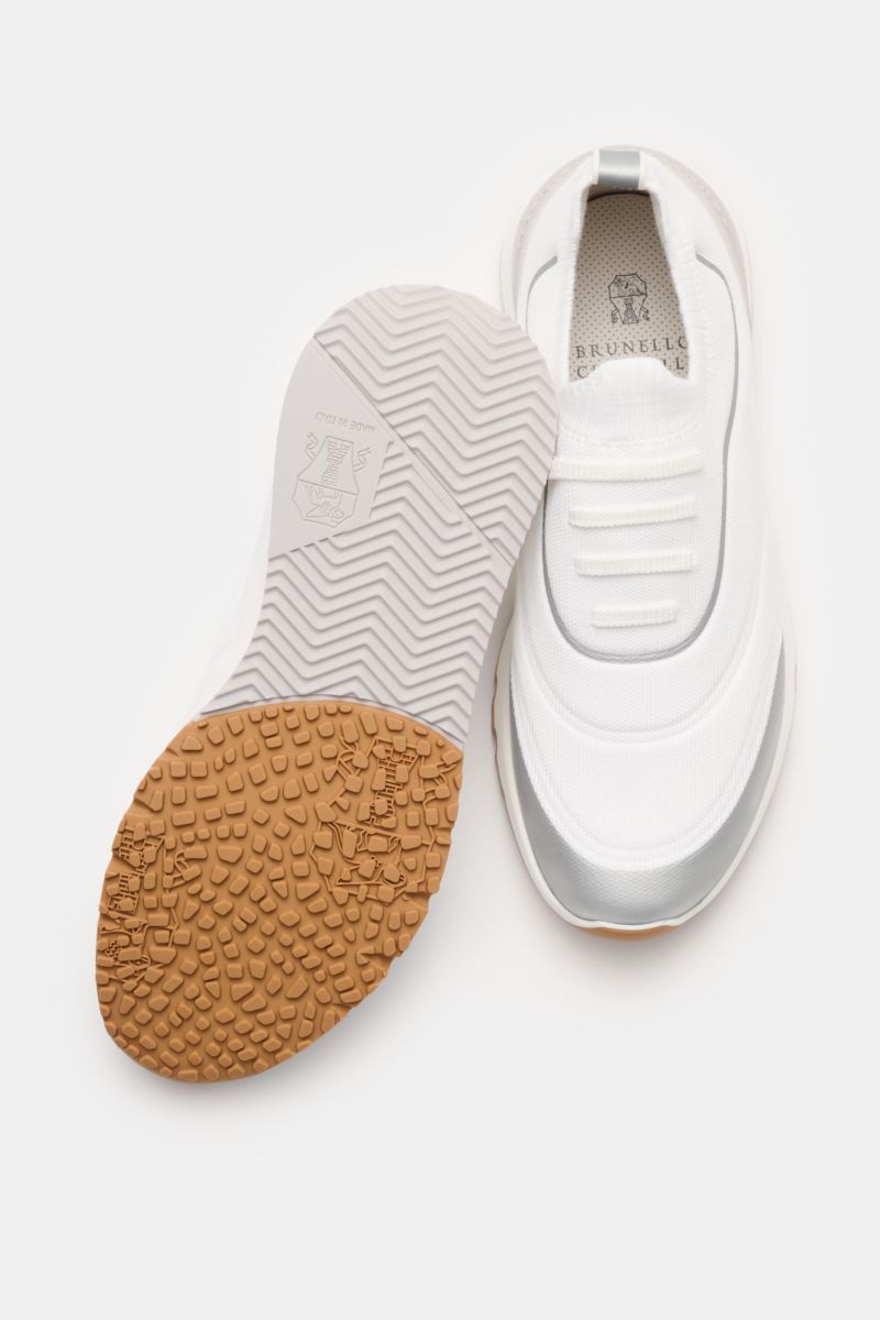 Brunello Cucinelli Sneaker weiß/silbergrau, gestrickt, leicht schmal zulaufend, Drei-Loch-Schnürung, gummierte Partien, textile Innenfutter, robuste Gummisohle, Ansicht von oben mit einer Sohle sichtbar.