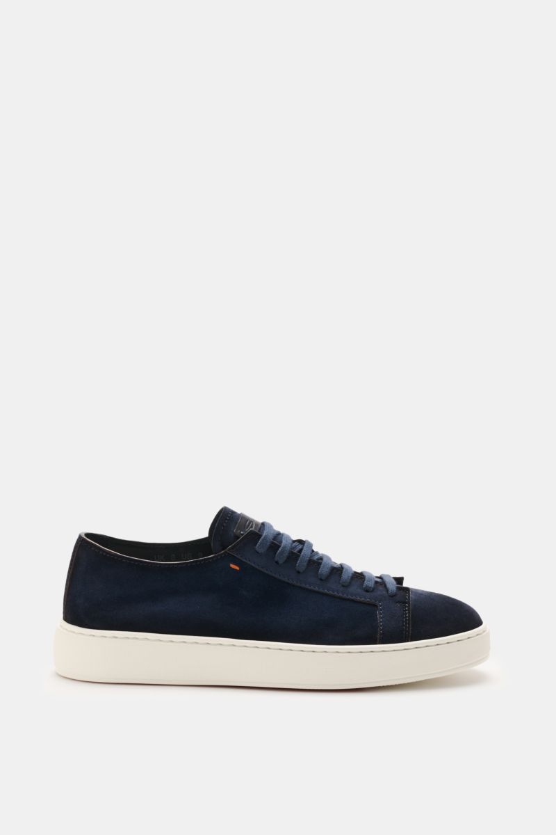 Side view of Santoni Sneaker 'Clean Icon' navy in fine suede with round shape, seven-eyelet lacing, emblem and logo patch on tongue, leather lining, and lightweight rubber sole. A classic for Casual Friday, perfect for a day on your feet.  
Ein Klassik