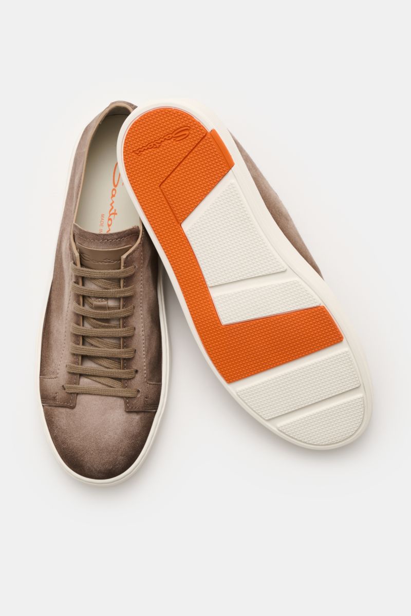 Santoni Sneaker 'Clean Icon' taupe shown from above, featuring fine velour leather, round shape, seven-eyelet lacing, emblem and logo patch on tongue, leather lining, and lightweight rubber sole with orange and white tread. Ein Klassiker für den Casual