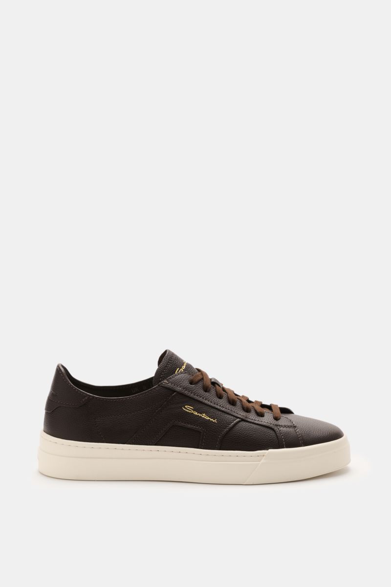 Santoni Sneaker 'Double Buckle' dunkelbraun shown from the side, made of finely grained smooth leather with iconic double buckle overlays, round shape, seven-eyelet lacing, padded collar, leather lining, emblem on tongue, and flexible rubber sole; homage 