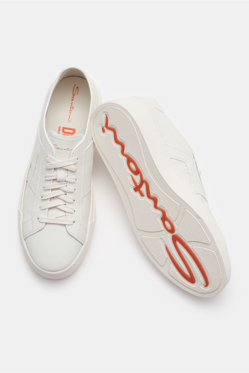 Santoni Sneaker 'Double Buckle' offwhite aus fein genarbtem Leder, von oben fotografiert, mit sieben-Loch-Schnürung und Sohle-Logo.