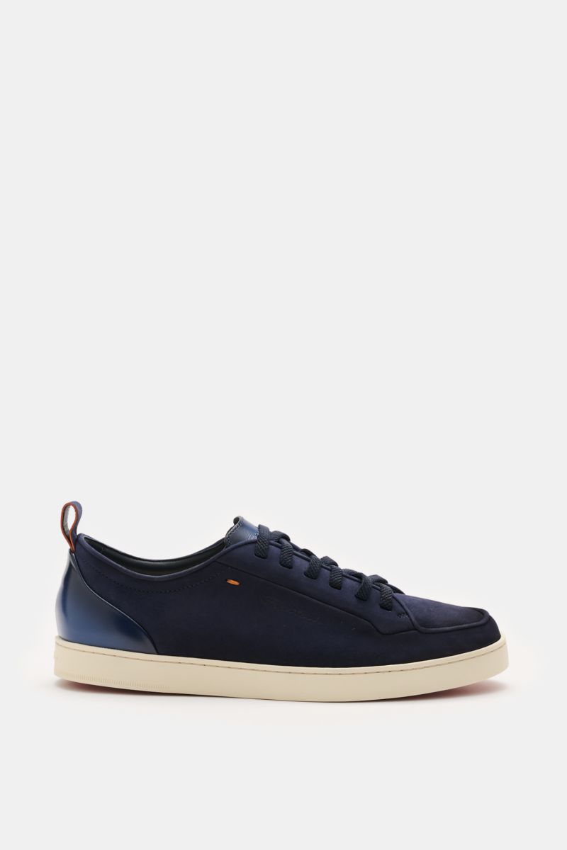 Santoni Sneaker 'Monte Carlo' navy, seitliche Ansicht, feines Veloursleder, runde Vorderkappe, elastische Schnürung, Glattleder-Overlays, Lederfutter, Anziehschlaufe, leichte Kautschuksohle.