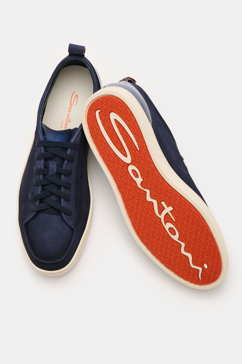Santoni Sneaker 'Monte Carlo' navy aus feinem Veloursleder, mit runder Vorderkappe, elastischer Schnürung, Glattleder-Overlays, Lederfutter, Anziehschlaufe, leichter Kautschuksohle, von oben und Sohle seitlich sichtbar.