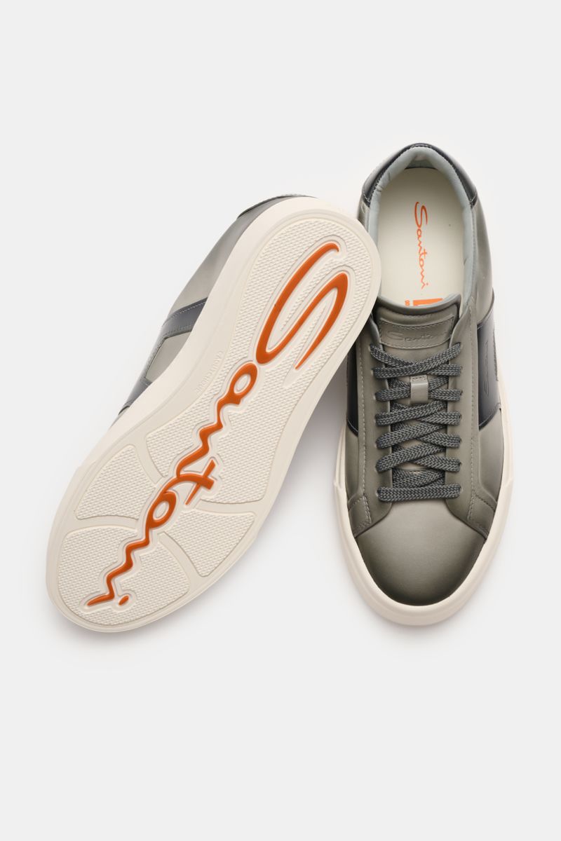Santoni Sneaker 'Double Buckle' salbei, von oben fotografiert, feines Glattleder, charakteristisches Overlay, Sieben-Loch-Schnürung, Kautschuksohle.