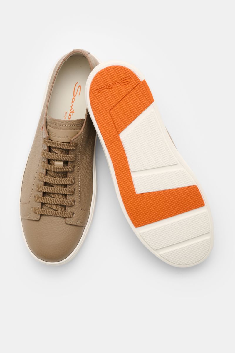Santoni Sneaker 'Clean Icon' taupe shown from top and sole view, featuring markant genarbtes Glattleder, matte Optik, runde Vorderkappe, Sieben-Loch-Schnürung, dezentes, kontrastfarbiges Stitching-Detail, Innenfutter aus Leder, and flexible Kautschuksohle